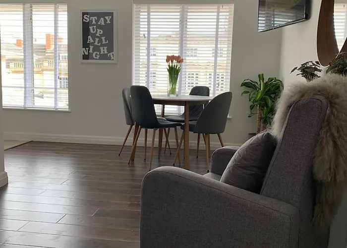 Best Located Flat In Cheltenham And Free Parking