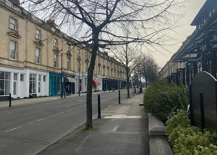 Best Located Flat In Cheltenham And Free Parking